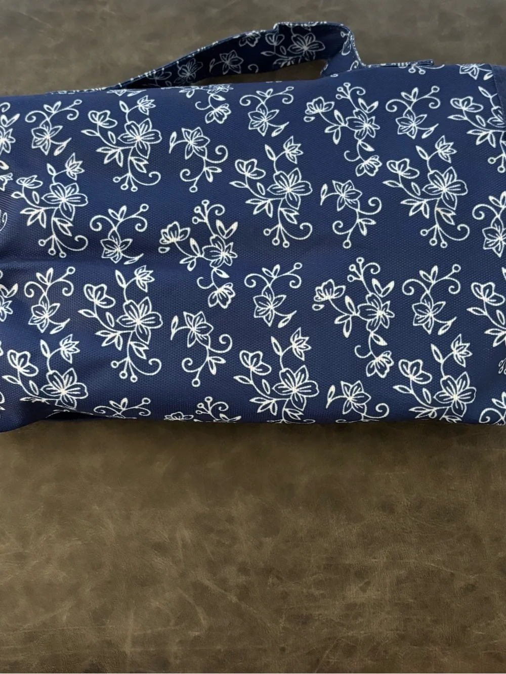 temp-tations Floral Lace 10-Piece Gadget Essentials Roll-Up Kit Navy/White